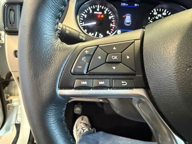 Nissan Rogue Vehicle Full-screen Gallery Image 18