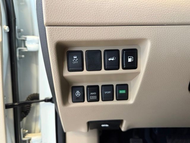 Nissan Rogue Vehicle Full-screen Gallery Image 19