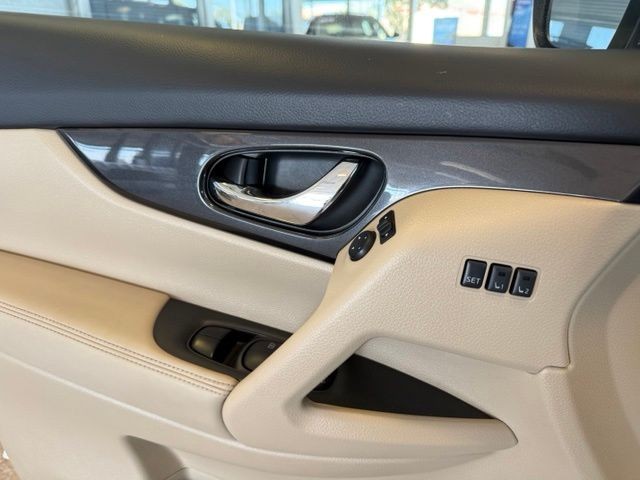 Nissan Rogue Vehicle Full-screen Gallery Image 20