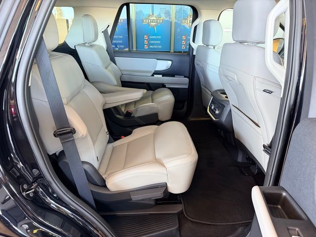 Ford Expedition Vehicle Full-screen Gallery Image 10