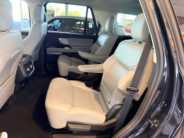 Ford Expedition Vehicle Full-screen Gallery Image 13