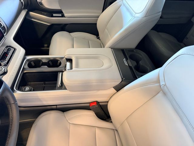 Ford Expedition Vehicle Full-screen Gallery Image 19