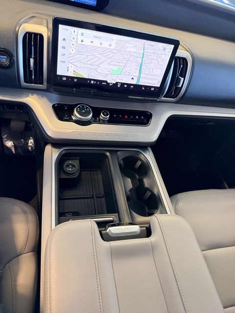 Ford Expedition Vehicle Full-screen Gallery Image 20