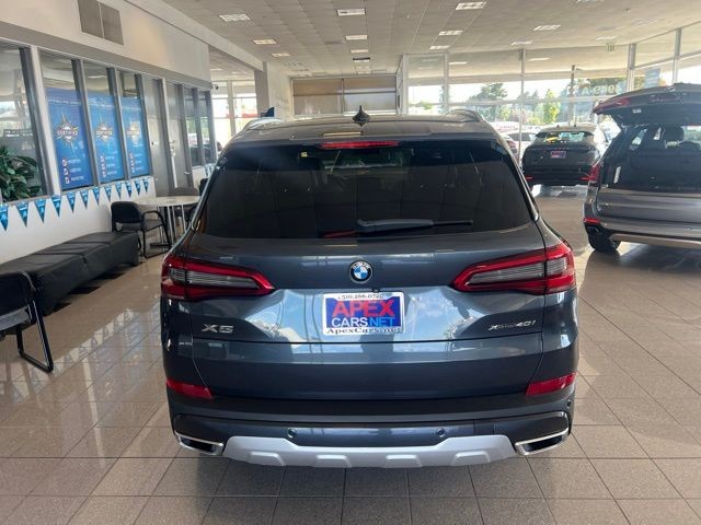 BMW X5 Vehicle Full-screen Gallery Image 02