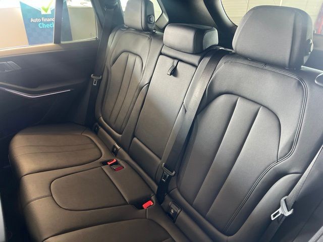 BMW X5 Vehicle Full-screen Gallery Image 05
