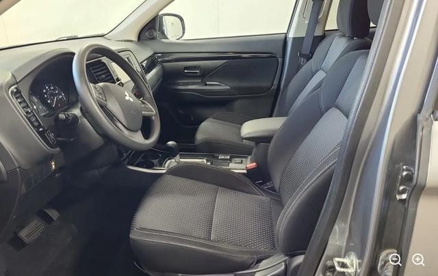 Mitsubishi Outlander Vehicle Full-screen Gallery Image 03