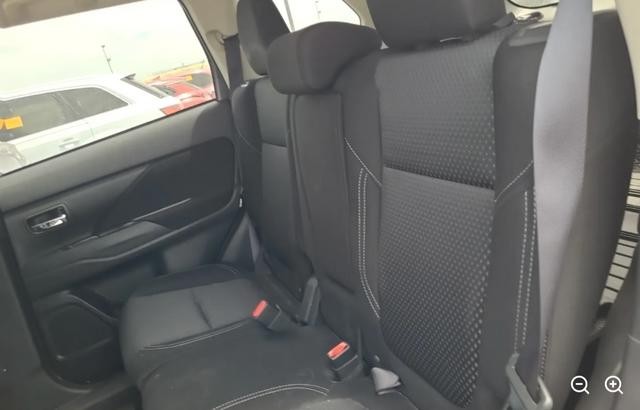 Mitsubishi Outlander Vehicle Full-screen Gallery Image 04