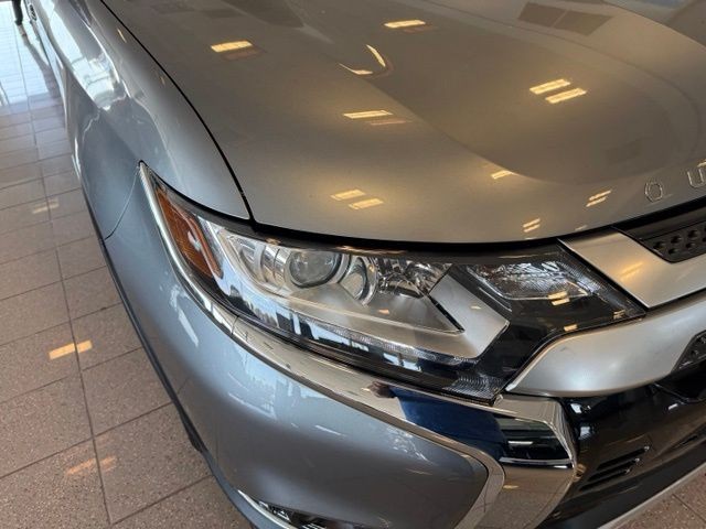 Mitsubishi Outlander Vehicle Full-screen Gallery Image 10