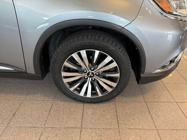 Mitsubishi Outlander Vehicle Full-screen Gallery Image 11