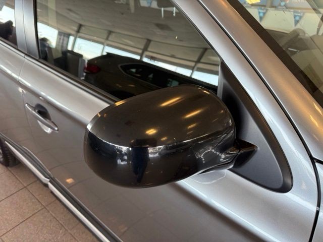 Mitsubishi Outlander Vehicle Full-screen Gallery Image 12
