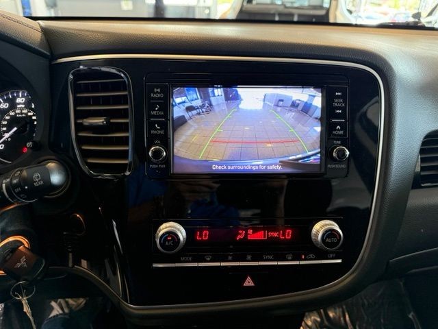 Mitsubishi Outlander Vehicle Full-screen Gallery Image 16