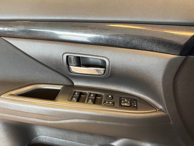 Mitsubishi Outlander Vehicle Full-screen Gallery Image 19