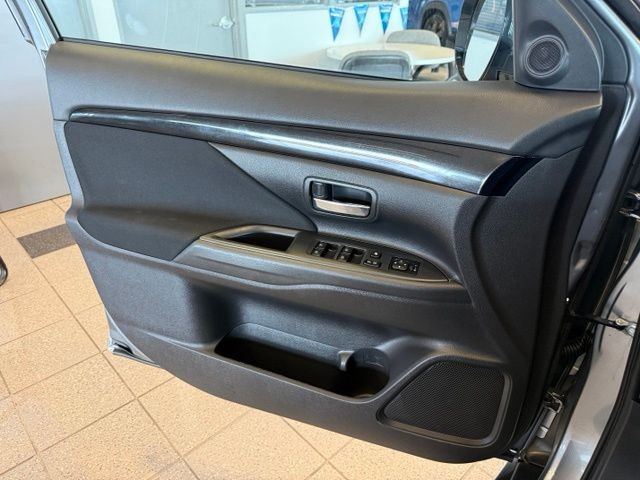 Mitsubishi Outlander Vehicle Full-screen Gallery Image 20
