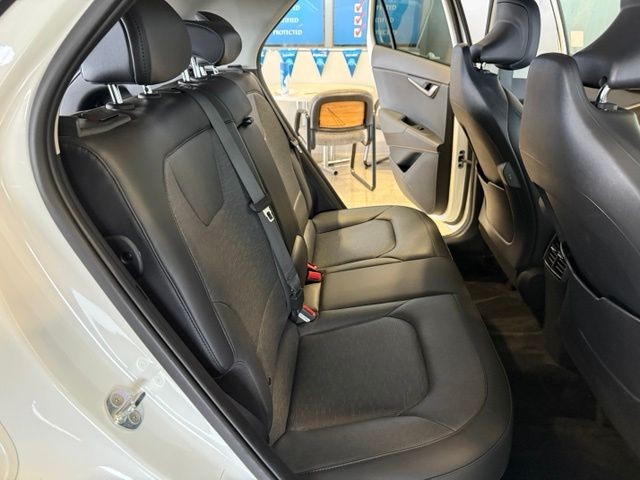 Kia Niro Vehicle Full-screen Gallery Image 03