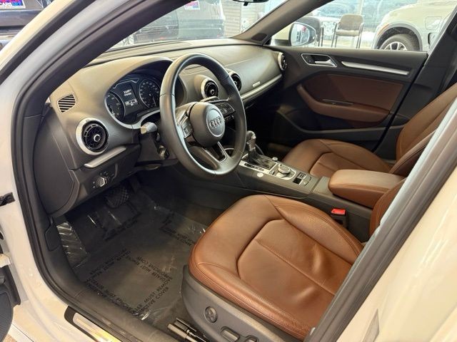 Audi A3 Sportback e-tron Vehicle Full-screen Gallery Image 02