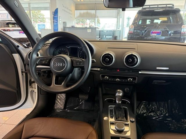 Audi A3 Sportback e-tron Vehicle Full-screen Gallery Image 04