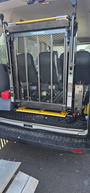 Ford Transit Passenger Wagon Vehicle Full-screen Gallery Image 03
