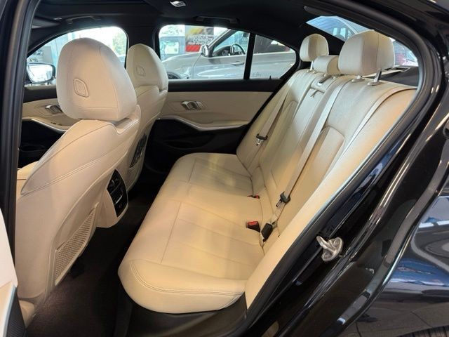 BMW 3 Series Vehicle Full-screen Gallery Image 03