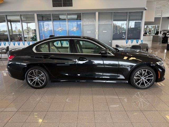 BMW 3 Series Vehicle Full-screen Gallery Image 04
