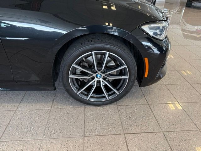 BMW 3 Series Vehicle Full-screen Gallery Image 12