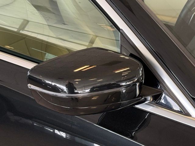 BMW 3 Series Vehicle Full-screen Gallery Image 13