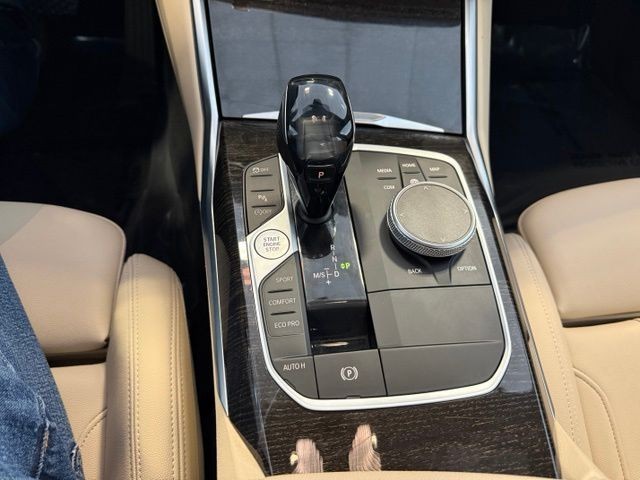 BMW 3 Series Vehicle Full-screen Gallery Image 18