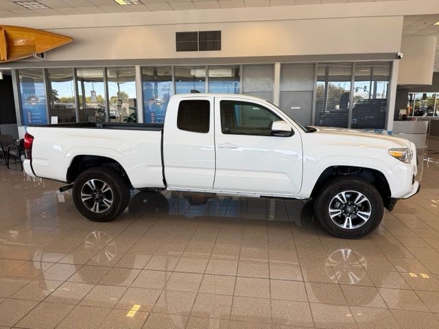 Toyota Tacoma 2WD Vehicle Full-screen Gallery Image 02