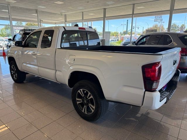Toyota Tacoma 2WD Vehicle Full-screen Gallery Image 05