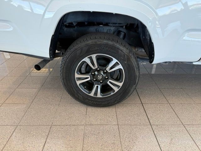 Toyota Tacoma 2WD Vehicle Full-screen Gallery Image 10