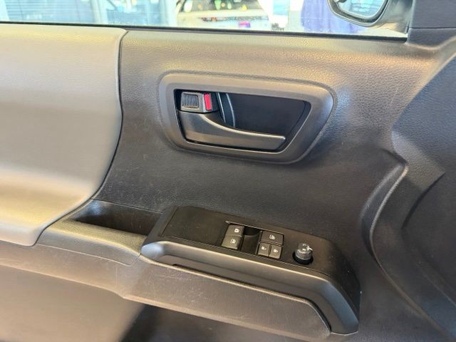 Toyota Tacoma 2WD Vehicle Full-screen Gallery Image 19