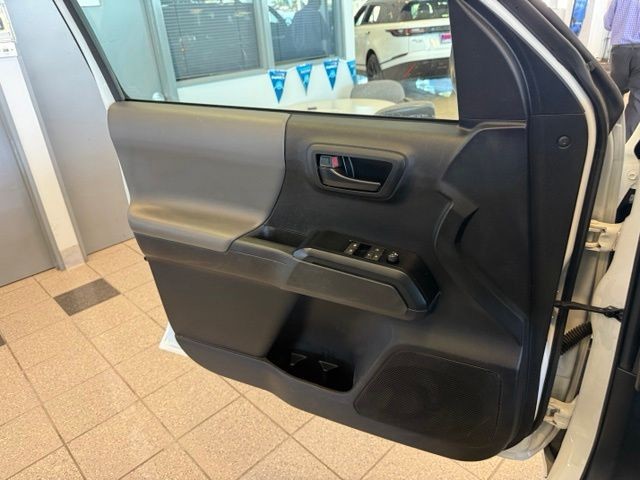 Toyota Tacoma 2WD Vehicle Full-screen Gallery Image 20