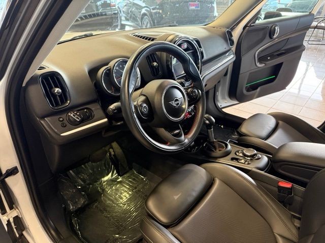 MINI Countryman Vehicle Full-screen Gallery Image 02