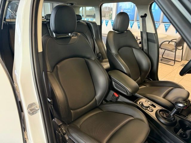 MINI Countryman Vehicle Full-screen Gallery Image 03