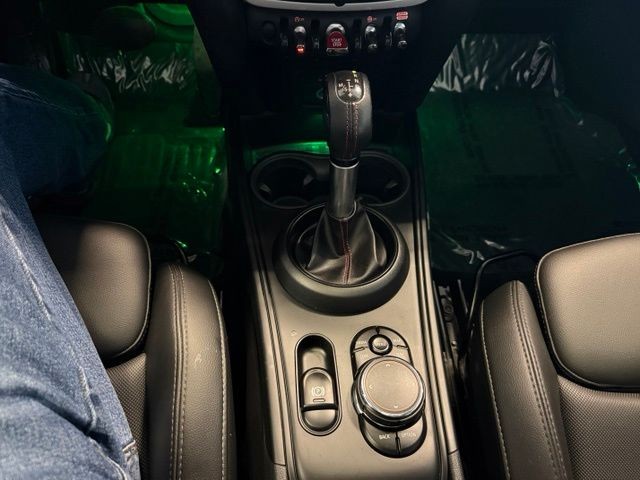 MINI Countryman Vehicle Full-screen Gallery Image 19