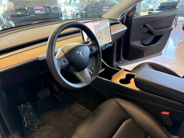Tesla Model Y Vehicle Full-screen Gallery Image 02