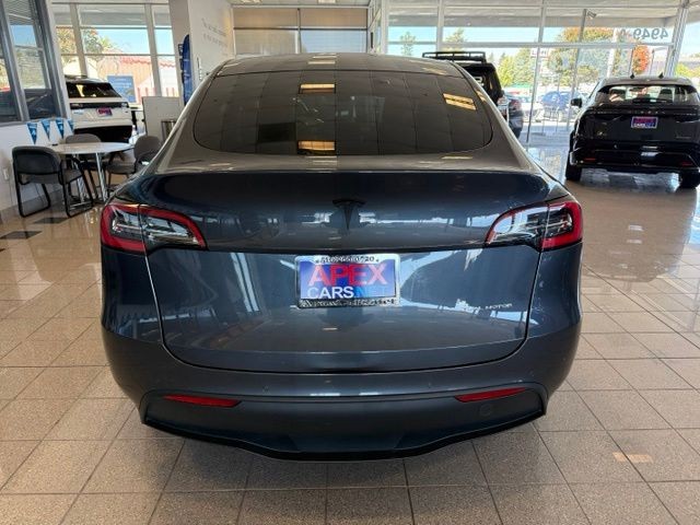 Tesla Model Y Vehicle Full-screen Gallery Image 06