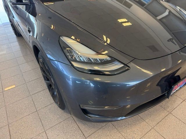 Tesla Model Y Vehicle Full-screen Gallery Image 10
