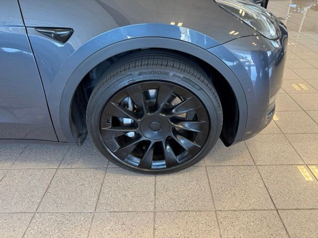 Tesla Model Y Vehicle Full-screen Gallery Image 12