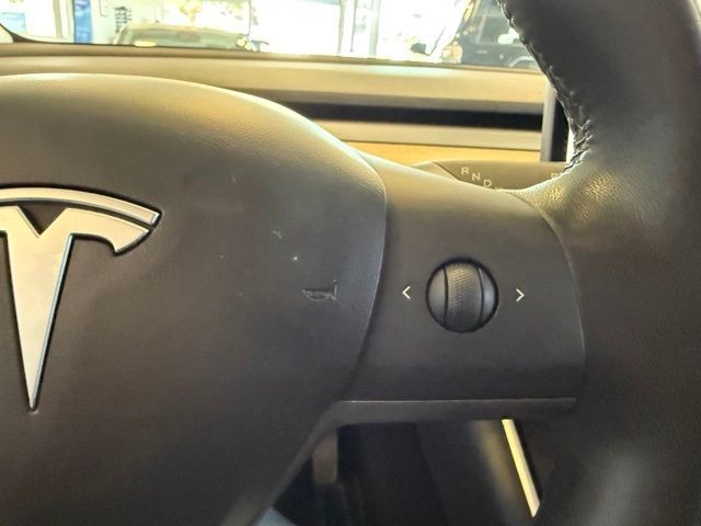 Tesla Model Y Vehicle Full-screen Gallery Image 17