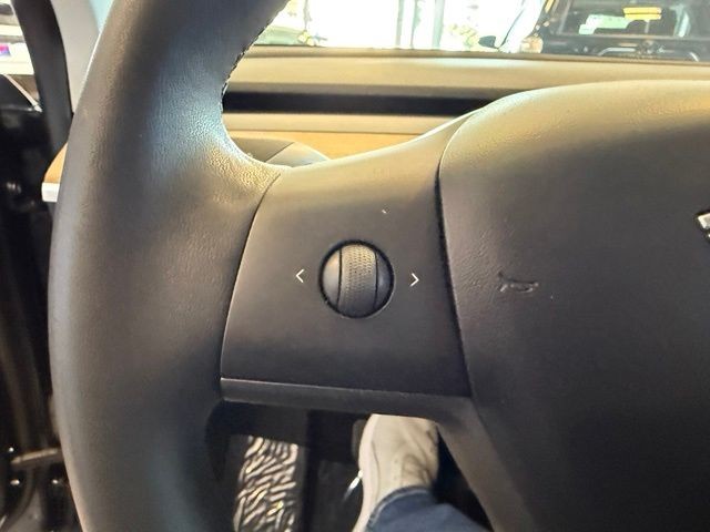Tesla Model Y Vehicle Full-screen Gallery Image 18