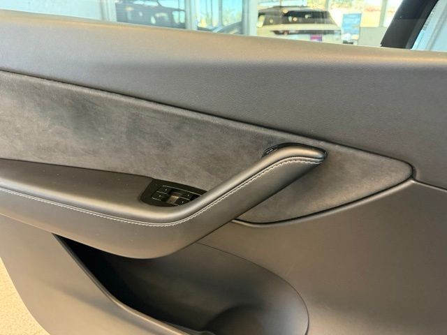 Tesla Model Y Vehicle Full-screen Gallery Image 19