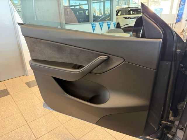 Tesla Model Y Vehicle Full-screen Gallery Image 20