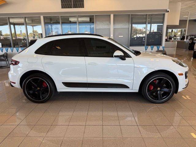 Porsche Macan Vehicle Full-screen Gallery Image 02