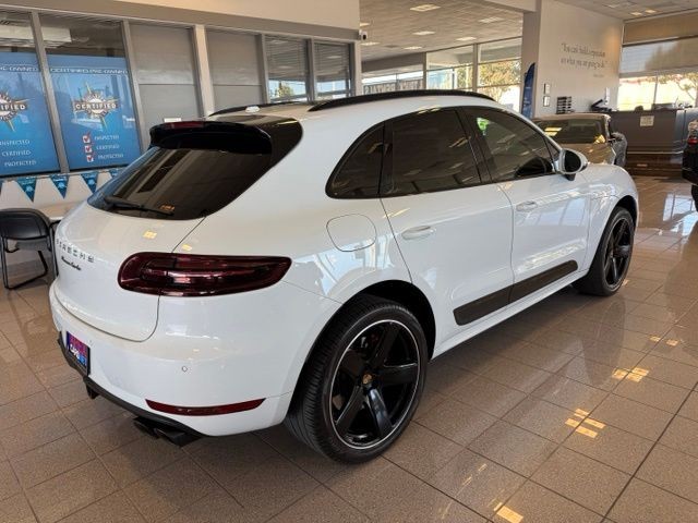 Porsche Macan Vehicle Full-screen Gallery Image 03