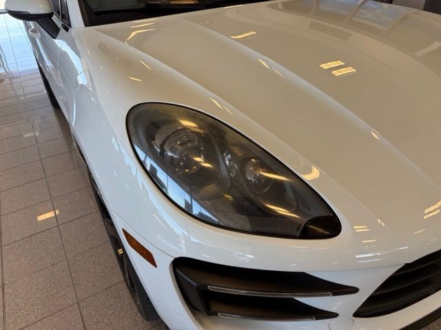Porsche Macan Vehicle Full-screen Gallery Image 09