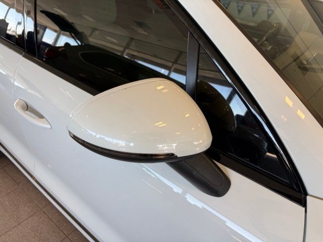 Porsche Macan Vehicle Full-screen Gallery Image 11