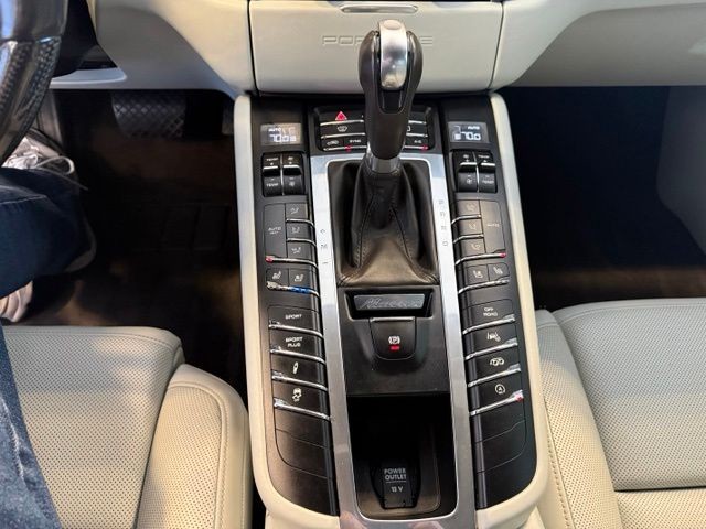 Porsche Macan Vehicle Full-screen Gallery Image 14