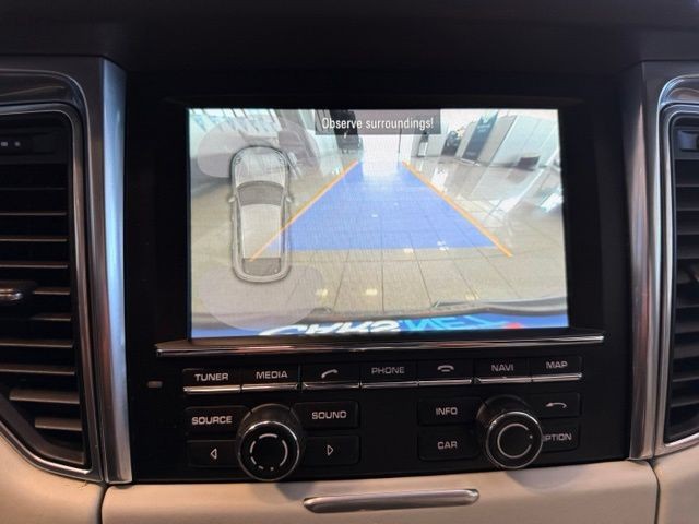 Porsche Macan Vehicle Full-screen Gallery Image 16