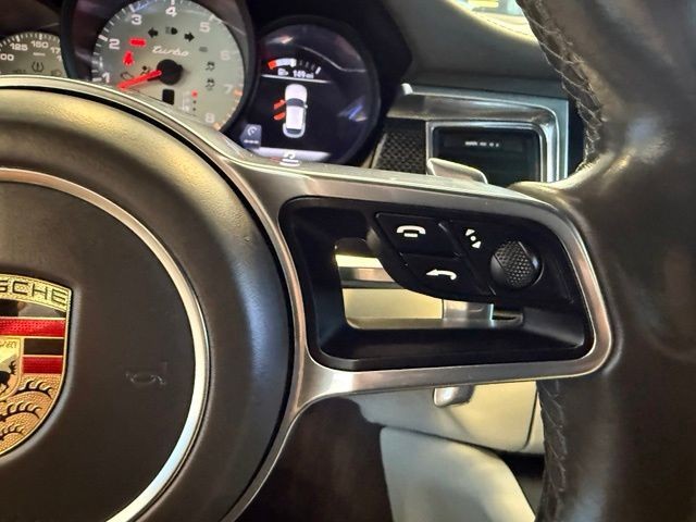 Porsche Macan Vehicle Full-screen Gallery Image 17
