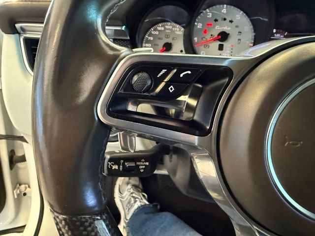 Porsche Macan Vehicle Full-screen Gallery Image 18